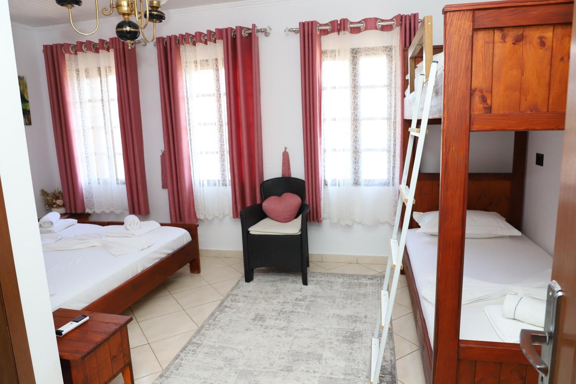 Guest House Lion Berat Exterior photo