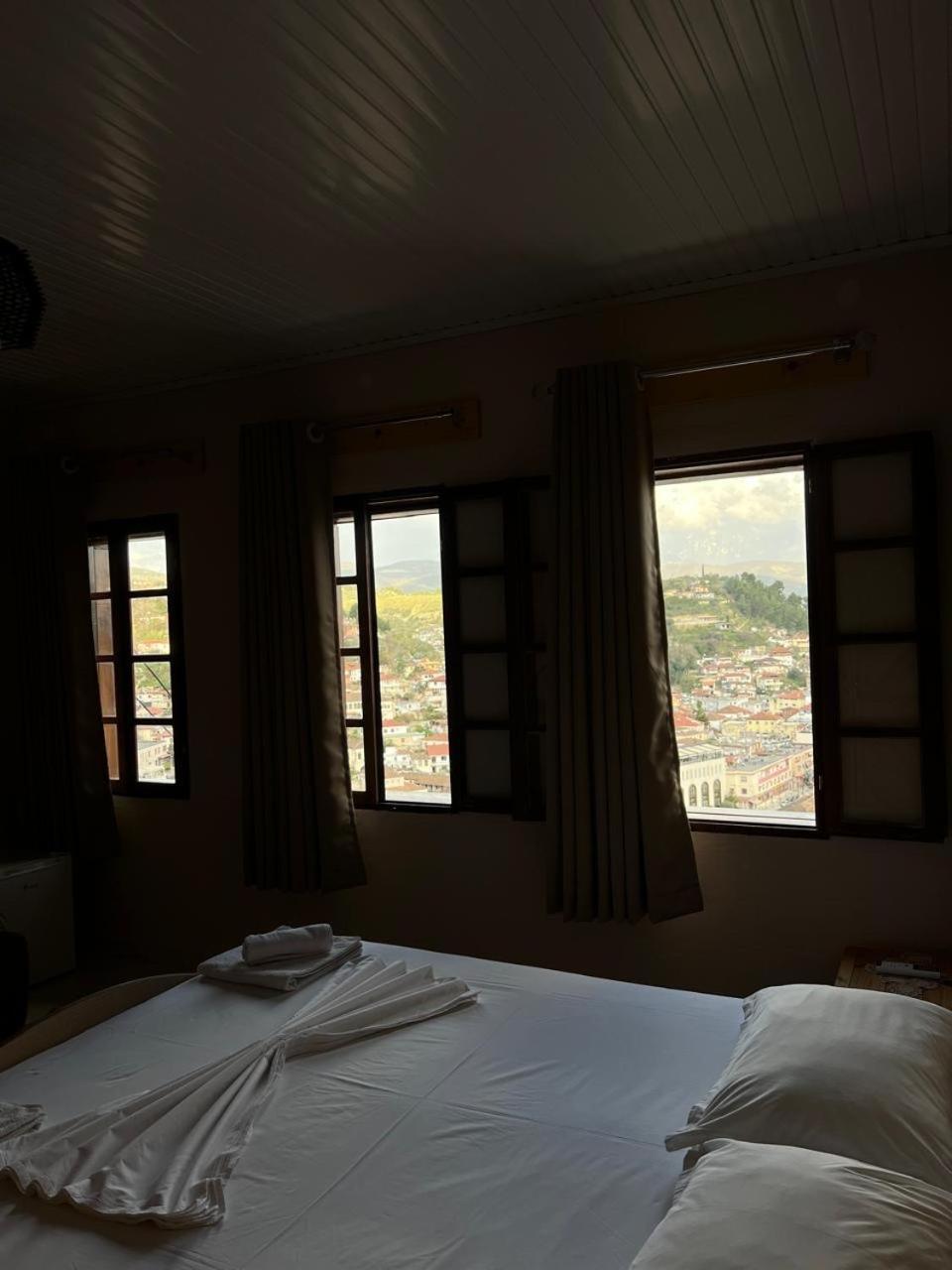 Guest House Lion Berat Exterior photo